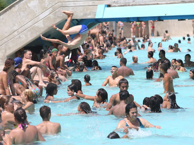 Banhistas aproveitam mais um dia de calor na piscina do Sesc Itaquera (Zona Leste); janeiro é o mês mais quente da série histórica do Inmet (Foto: Tiago Queiroz/Estadão Conteúdo)