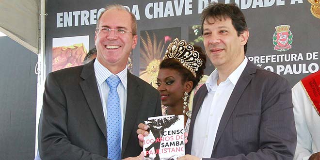 Wilson Poit entrega o Censo (100 anos) do Samba Paulistano a Fernando Haddad